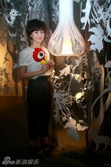 组图：刘孜举办设计展 灵感来自《爱丽丝梦游仙境》