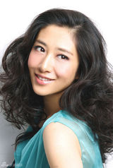 组图：刘思彤曝最新时尚写真 笑容妩媚时尚大气