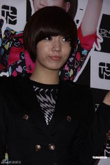 组图：韩女子团体T-ARA首度抵台 粉丝热情引恐慌