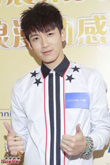 组图：柯震东出席代言阳光帅气引粉丝围观