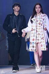 组图：EXO出席时装周开幕 携女模走秀帅气十足