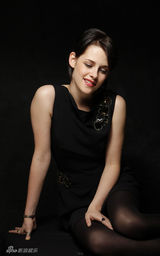 幻灯图集：克里斯汀-斯图尔特穿无袖礼服拍写真