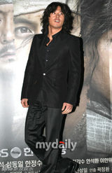 幻灯图集：张赫李多海等出席新剧发布会 黑衣肃穆