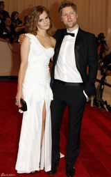 高清组图：纽约大都会庆典 艾玛-沃特森秀香肩