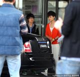 组图：李宇春现身上海靓装抢镜 豪车接送待遇高