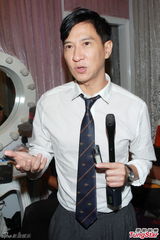 组图：张家辉难忘昔日受训点滴 行军礼显帅气