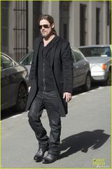组图：皮特独自现身洛杉矶 帅气黑装狂荡不羁