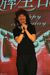 幻灯图：王啸坤《大牌生日会》与陈楚生穿女装搞怪