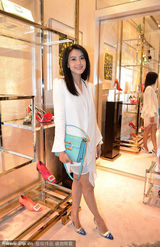 组图：高圆圆破怀孕传闻 与老外高层豪饮秀美腿