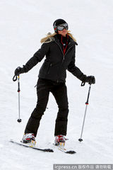 组图：希尔顿携小男友现身雪场 滑雪不忘拗造型