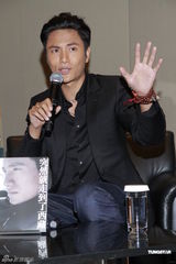 组图：陈坤香港推新书 陈志云现身捧场