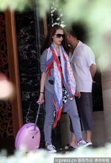 组图：蔡少芬携双女返港 行李超重逼疯辣妈