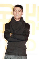 组图：梁汉文续约金牌大风 获赠价值二十万金表