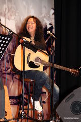 组图：谭咏麟新碟发布会进大学校园办派对