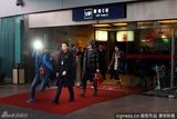 组图：王菲抵重庆歌迷疯狂追随 羽绒服造型朴素