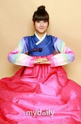 组图：组合Rainbow穿韩服拍写真 为粉丝送中秋祝福