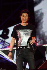 组图：碧海金沙派对火热开唱 2NE1压轴献唱