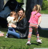 幻灯：詹妮弗-加纳携女儿野餐 紧搂小宝贝母爱洋溢