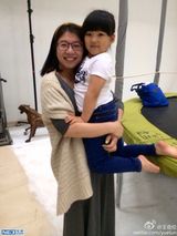 组图：王岳伦与友聚餐 王诗龄怀抱小宝宝萌态足