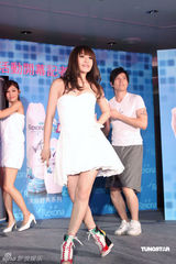 幻灯图集：萧亚轩性感抹胸洋装代言 否认变宗教信仰