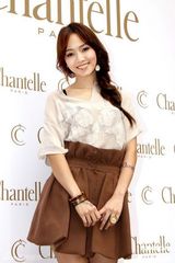 幻灯：侯佩岑为新婚挑选马甲 婚期只待长辈决定