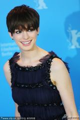 组图：《悲惨世界》发布会 海瑟薇透视裙秀美腿