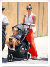 组图：杰西卡-阿尔芭携女现身装扮抢眼