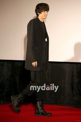 组图：姜东元高修宣传显型男本色 现场大秀兄弟情深