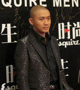 幻灯：聂远Bling西装抢眼 与王晶李湘老公相见欢