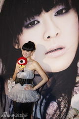 幻灯组图：名模李艾拜师杨澜门下 保持风格不模仿