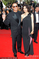 幻灯图集：动作男星尚格-云顿和爱妻亮相