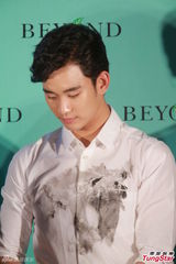 组图：金秀贤赴港满面油光显疲惫呆滞示人