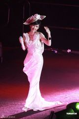 周慧敏澳门个唱秀热舞 娇美容颜演绎不老传说(图)