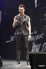 组图：王野发片秀肌肉 母亲带家常菜抵京支持