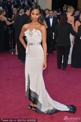 组图：阿凡达女郎佐伊-索尔达娜白色美裙亮相