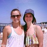 组图：打雷姐海滩散心 与歌迷亲密合影秀肉臂