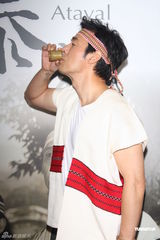 组图：钟镇涛代言原住民乐团比赛手持弓箭摆拍