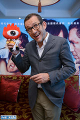 组图：对话丹尼伯恩 拍戏撞烂保时捷的感觉很爽