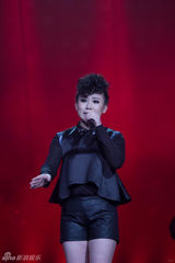 组图：宁静难拒郭德纲献主持首秀 跨界执掌话筒