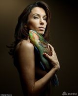 组图：吉莲·安德森拍大片 身缠康吉鳗全裸上阵