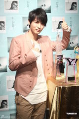 组图：严爵新专辑《不孤独》发片会 有信心拿金曲奖