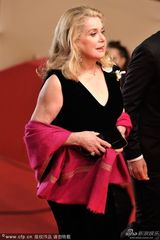 组图：凯莉-米洛鱼尾裙优雅 德纳芙老当益壮