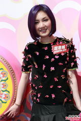 组图：杨千嬅亮相贺岁活动 桃花服饰优雅喜庆