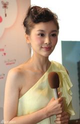 组图：王子文荷叶斜肩小礼服亮相 分享美丽心得