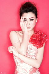 组图：殷桃初春写真人面如花 恬淡笑容妩媚逼人 