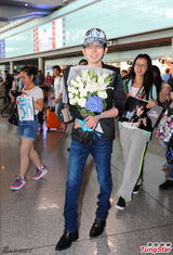 组图：魔术师Yif获花痴粉丝接机