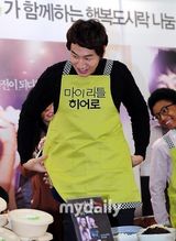 组图：韩星李光洙参加公益活动做爱心便当