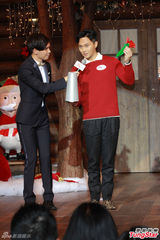 组图：张智霖表演变花束魔术 圣诞享家庭乐趣