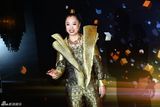 组图：黄绮珊穿黄金甲变圣斗士被侃是“大V”