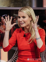 组图：格温妮丝上节目展示厨艺 表情夸张频笑场